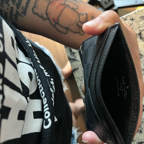 LOUIS VUITTIN MENS CARD CASE - Picture 3 of 3